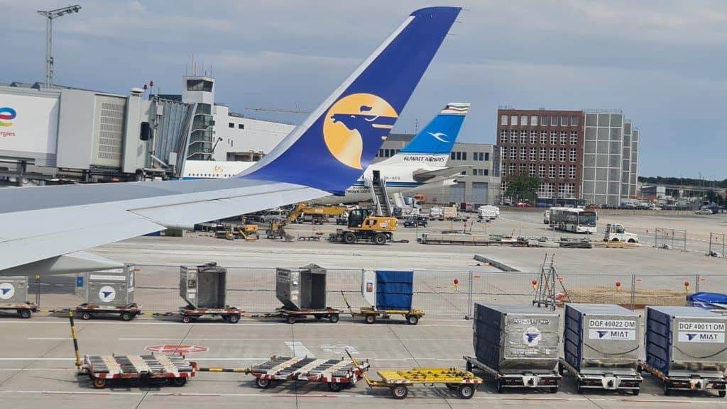 Flughafen mit Flugzeugen und Abfertigung.