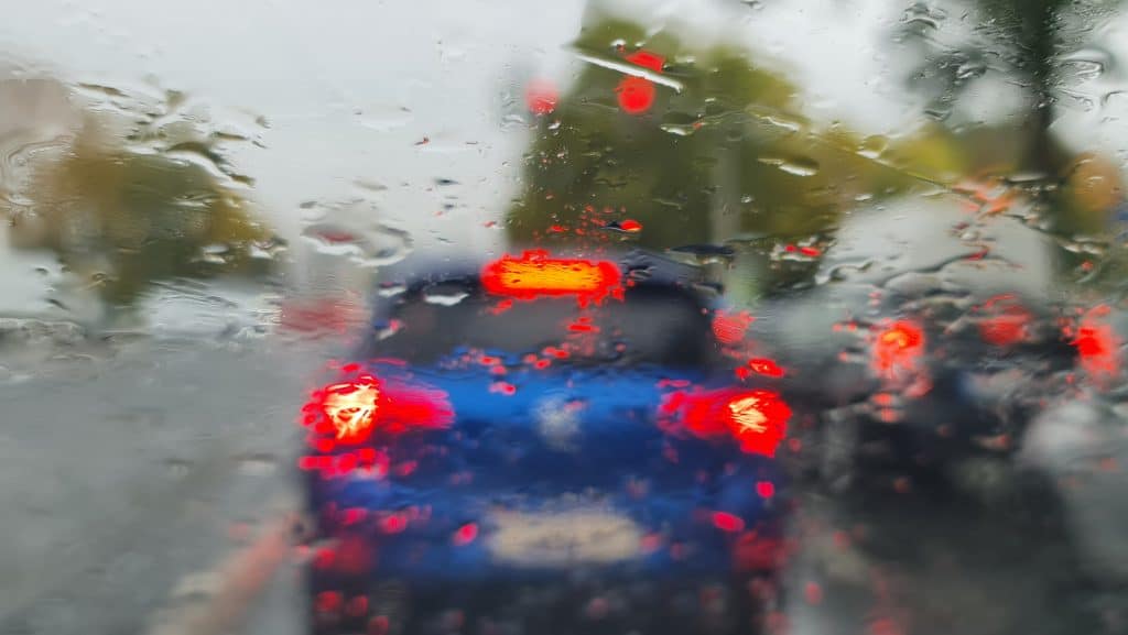 Regen auf Autoscheibe bei rotem Licht