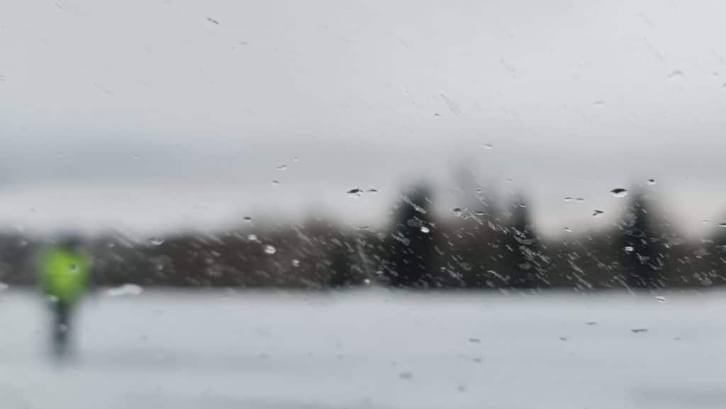 Regentropfen auf Fensterscheibe, unscharfer Hintergrund.