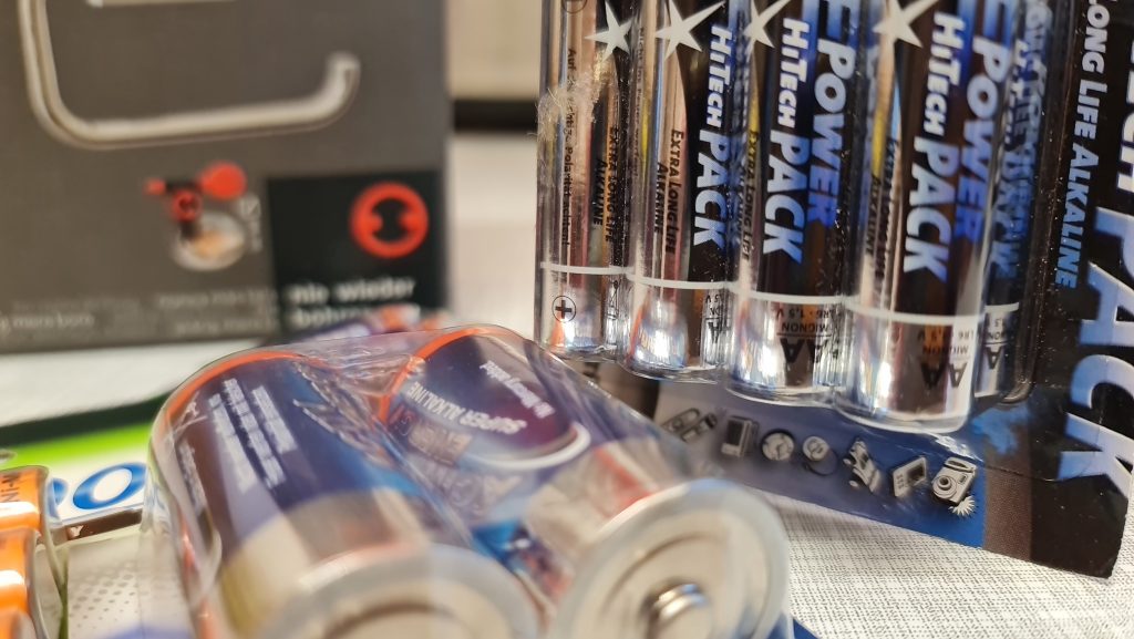 Nahaufnahme von Batterien verschiedener Marken.