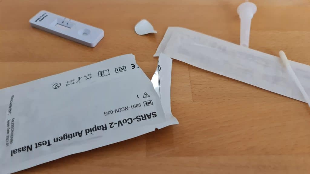 COVID-19 Schnelltest auf Holztisch