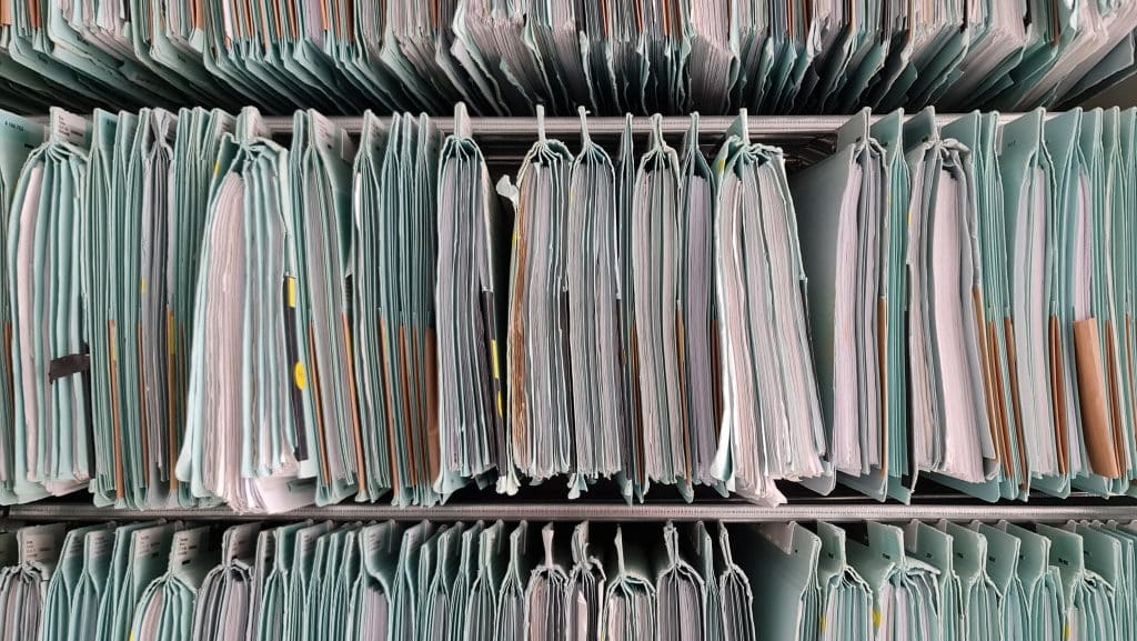 Ordnerregal mit vielen Dokumenten