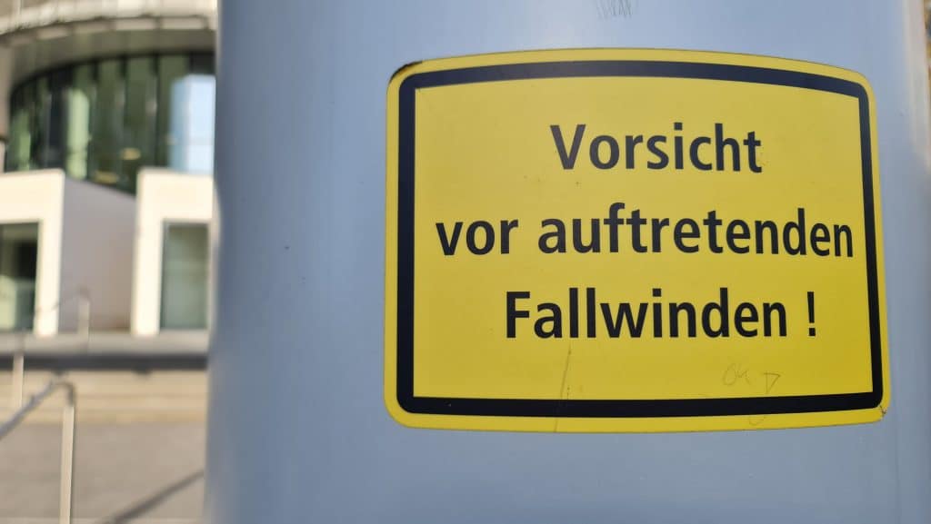 Warnschild vor Fallwinden