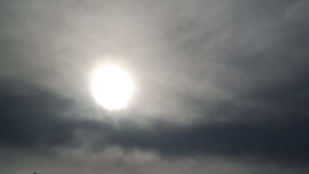 Sonne hinter Wolken am Himmel