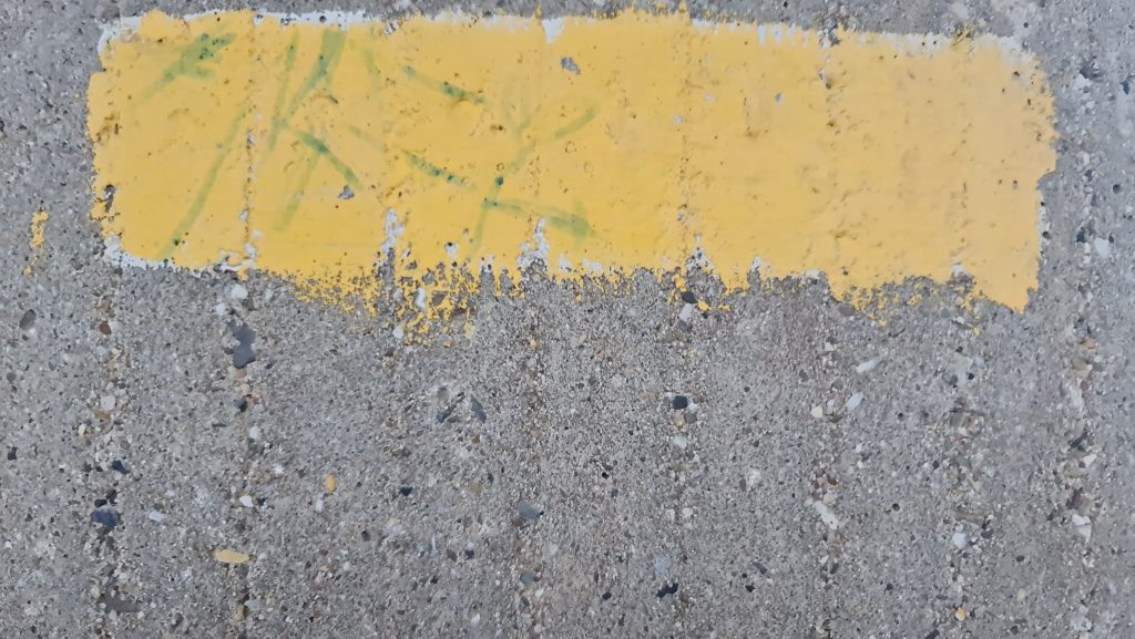 Gelber Streifen auf Betonfläche