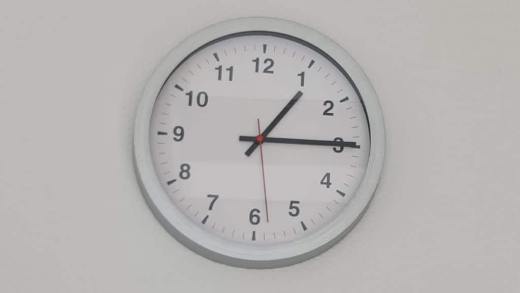 Analoguhr zeigt 3 Uhr