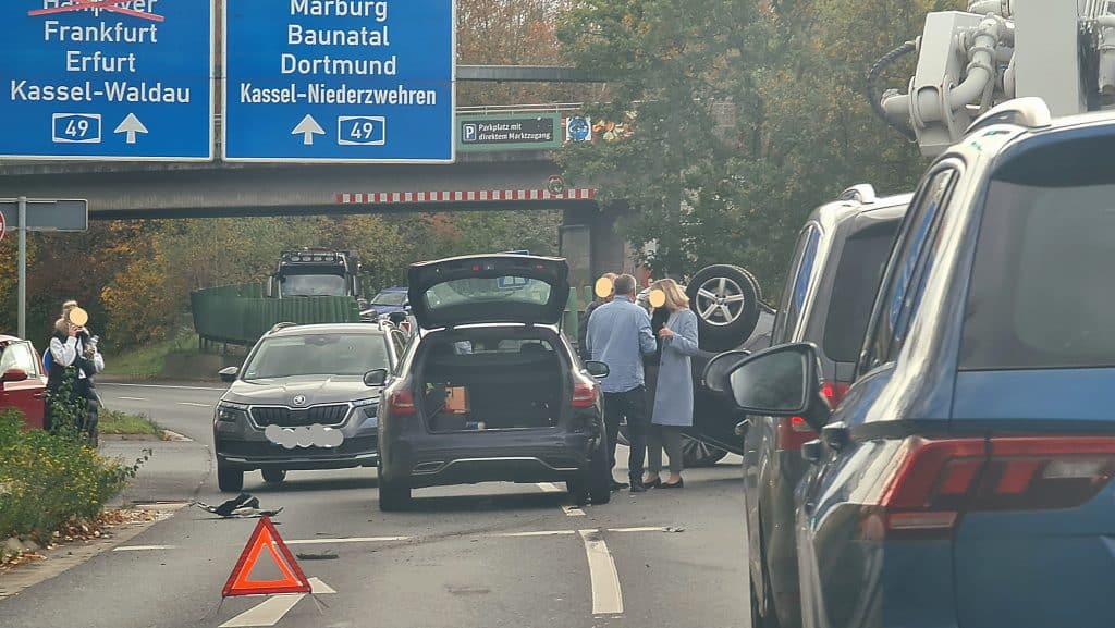 Verkehrsunfall bei Kassel mit umgestürztem Auto auf Straße.