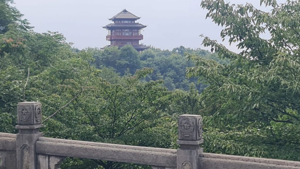 Traditioneller Pavillon hinter Bäumen