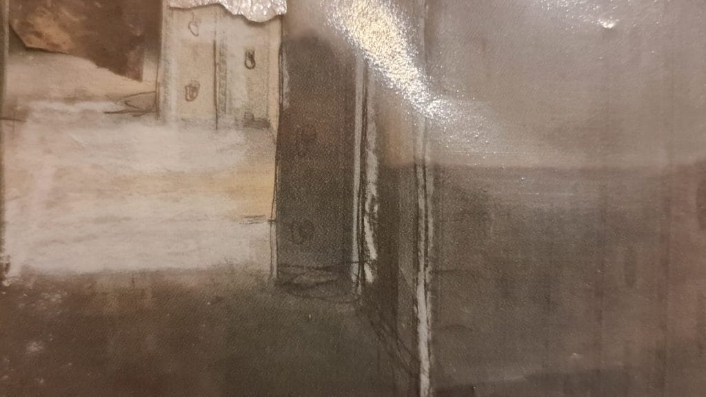 Abstrakte, graue Leinwandstruktur mit Schatten.