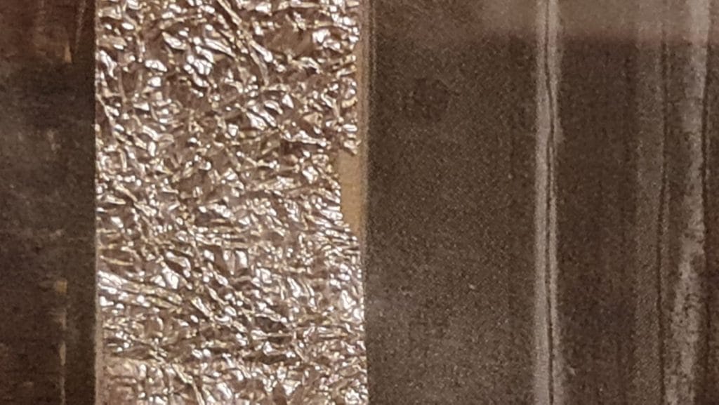 Nahaufnahme von silberner Folie und braunem Material