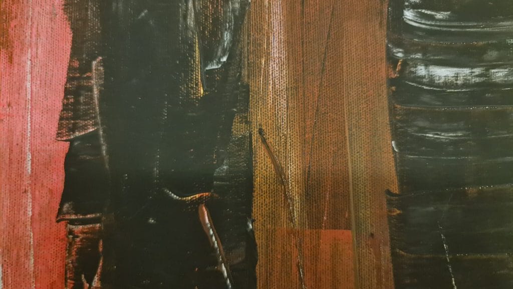 Abstraktes Gemälde mit dunklen Farben und Texturen.