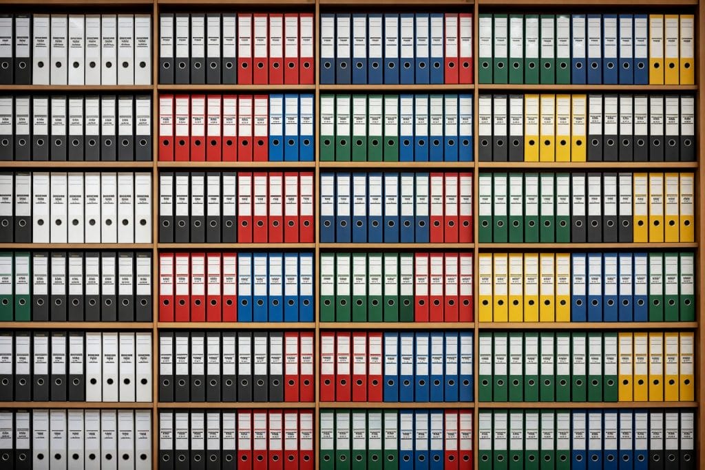 Regal mit bunten Aktenordnern