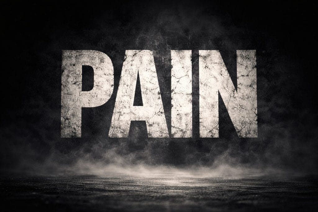 Großes Wort 'PAIN' in Nebel.