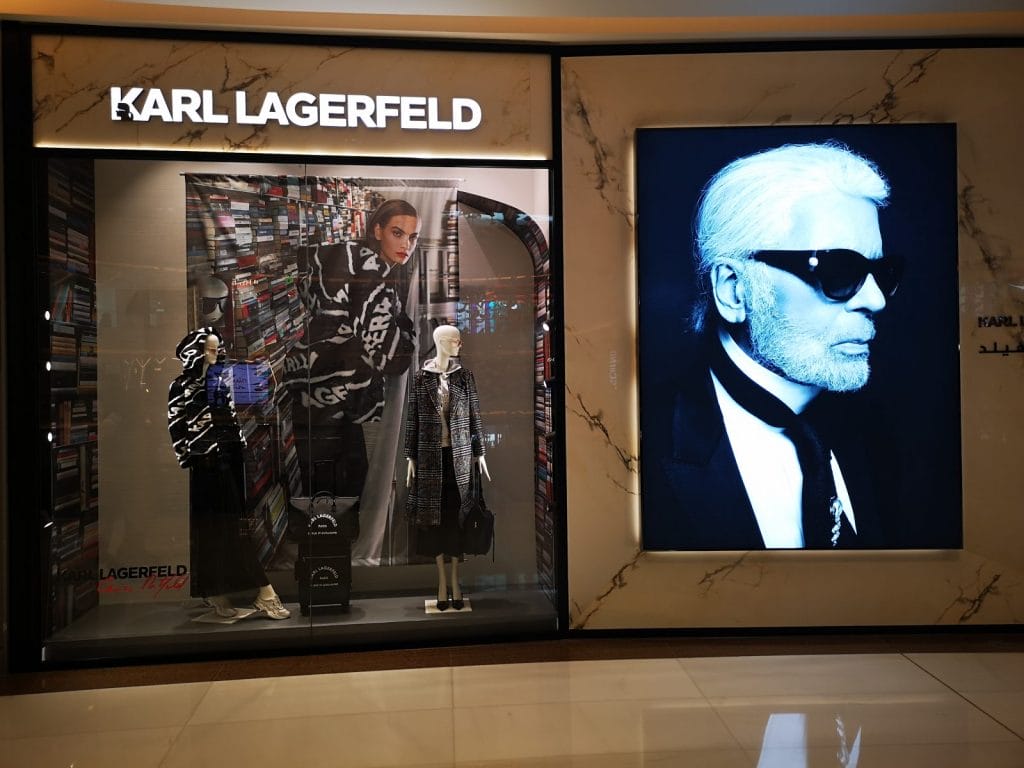 Karl Lagerfeld Schaufenster mit Modedisplays.