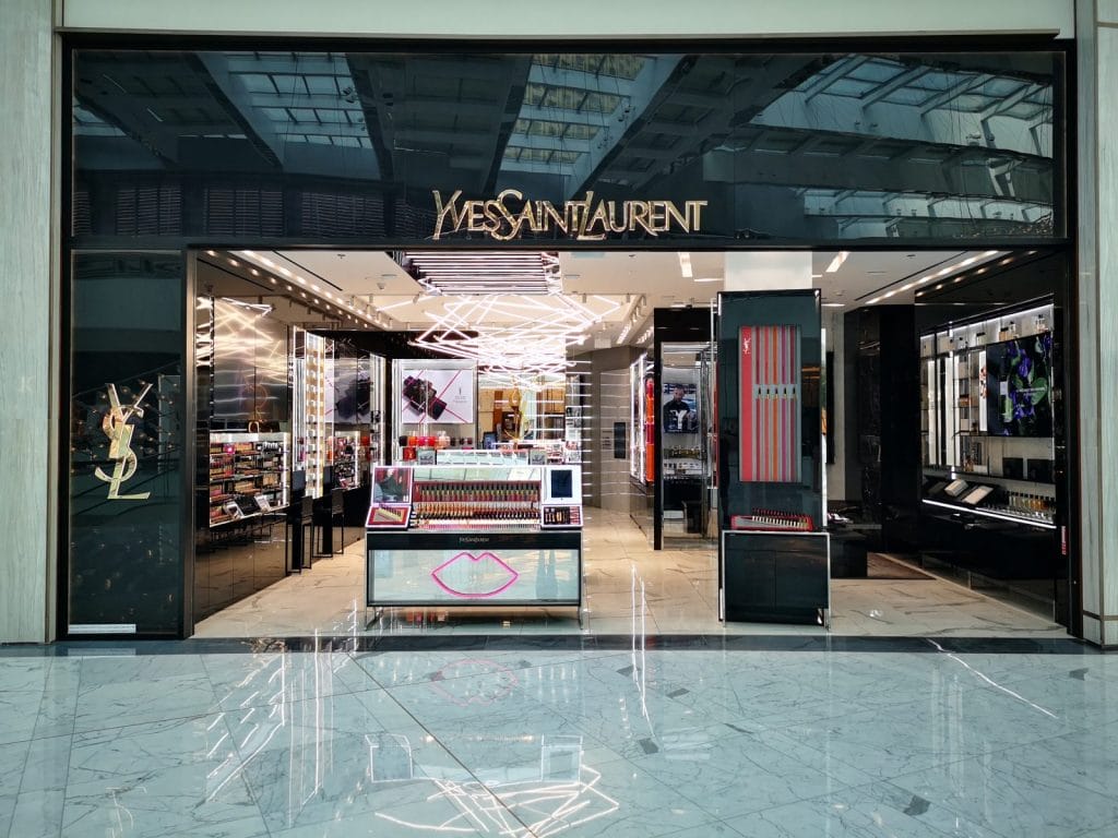 Eingang eines exklusiven Kosmetikladens im Einkaufszentrum.