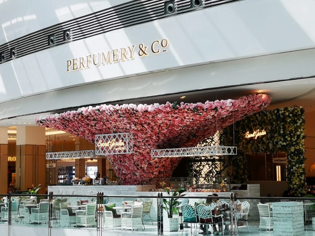 Café mit Rosenblumen-Dekoration im Einkaufszentrum