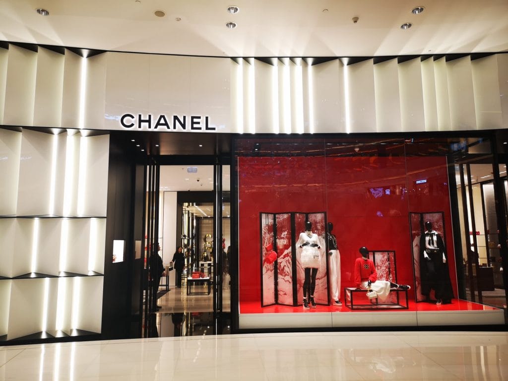 Chanel-Storefront mit Schaufensterdekoration