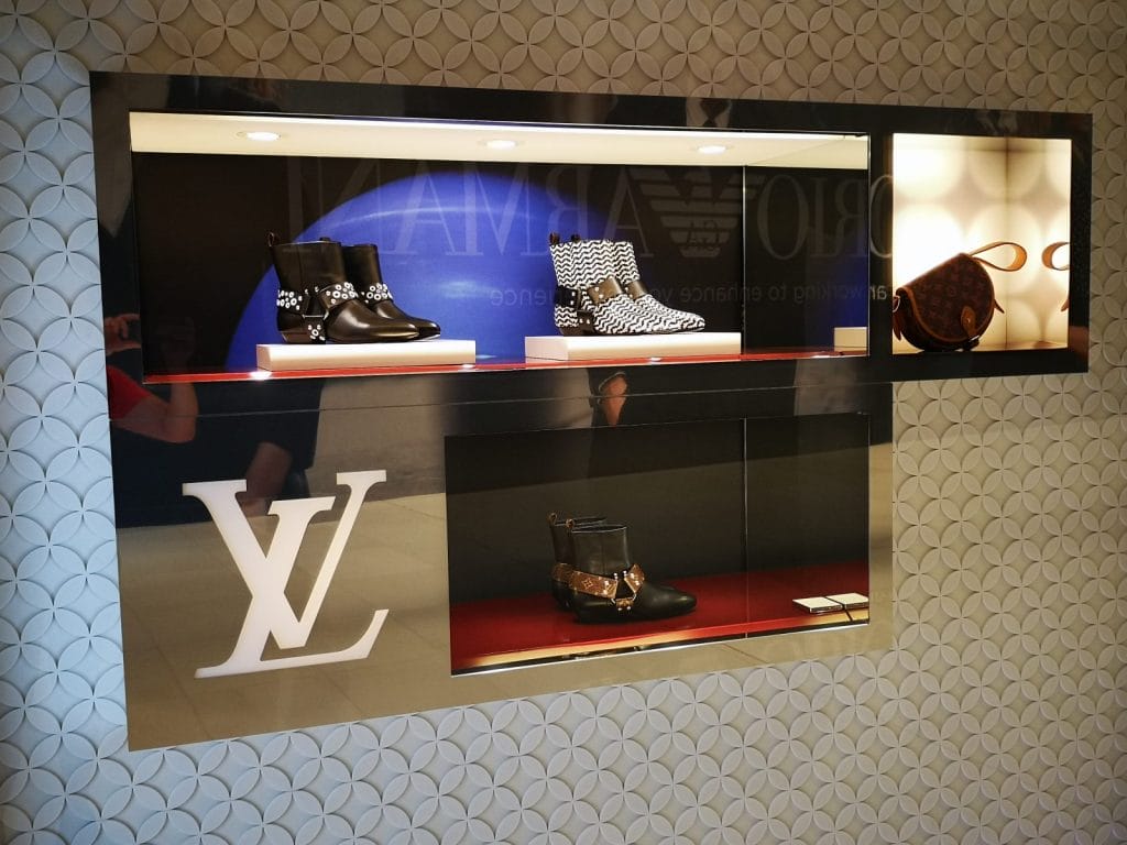 Designer-Schuhe und Tasche im Schaufenster