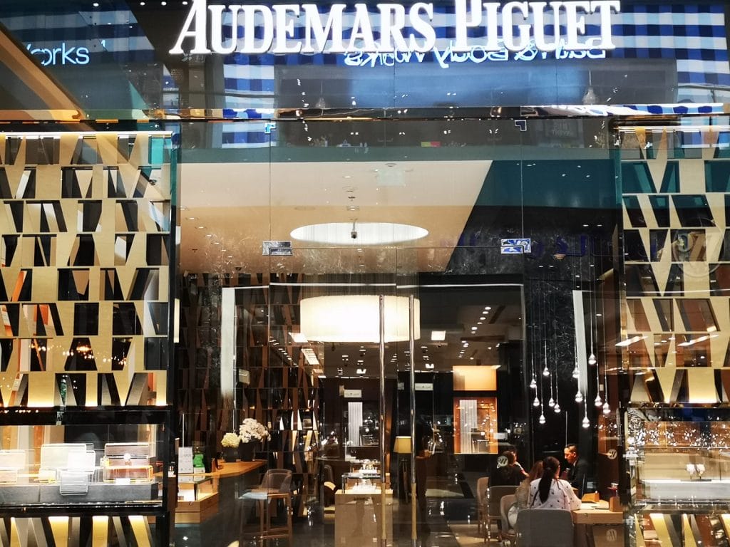 Luxusgeschäft innen mit Menschen und Uhren