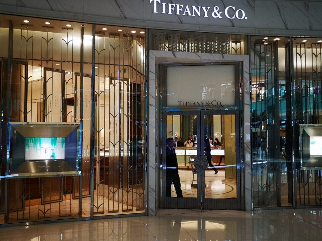 Eingang eines Schmuckgeschäfts mit verglaster Fassade.