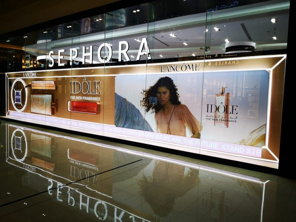 Sephora-Schaufenster mit Lancôme-Werbung für Idôle Parfüm.