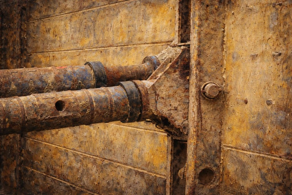 Verrostete Metallrohre an alter Wand