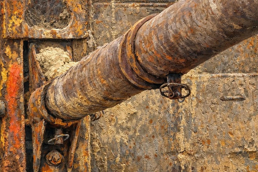 Rostiges Rohr mit rostigem Hintergrund