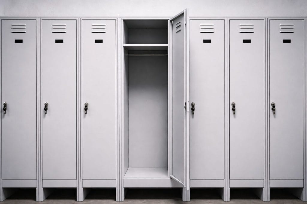 Reihe grauer Metallspinde, einer offen und leer