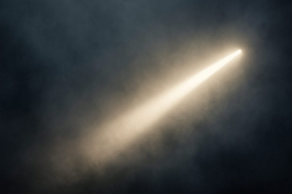 Heller Lichtstrahl im dunklen Nebel